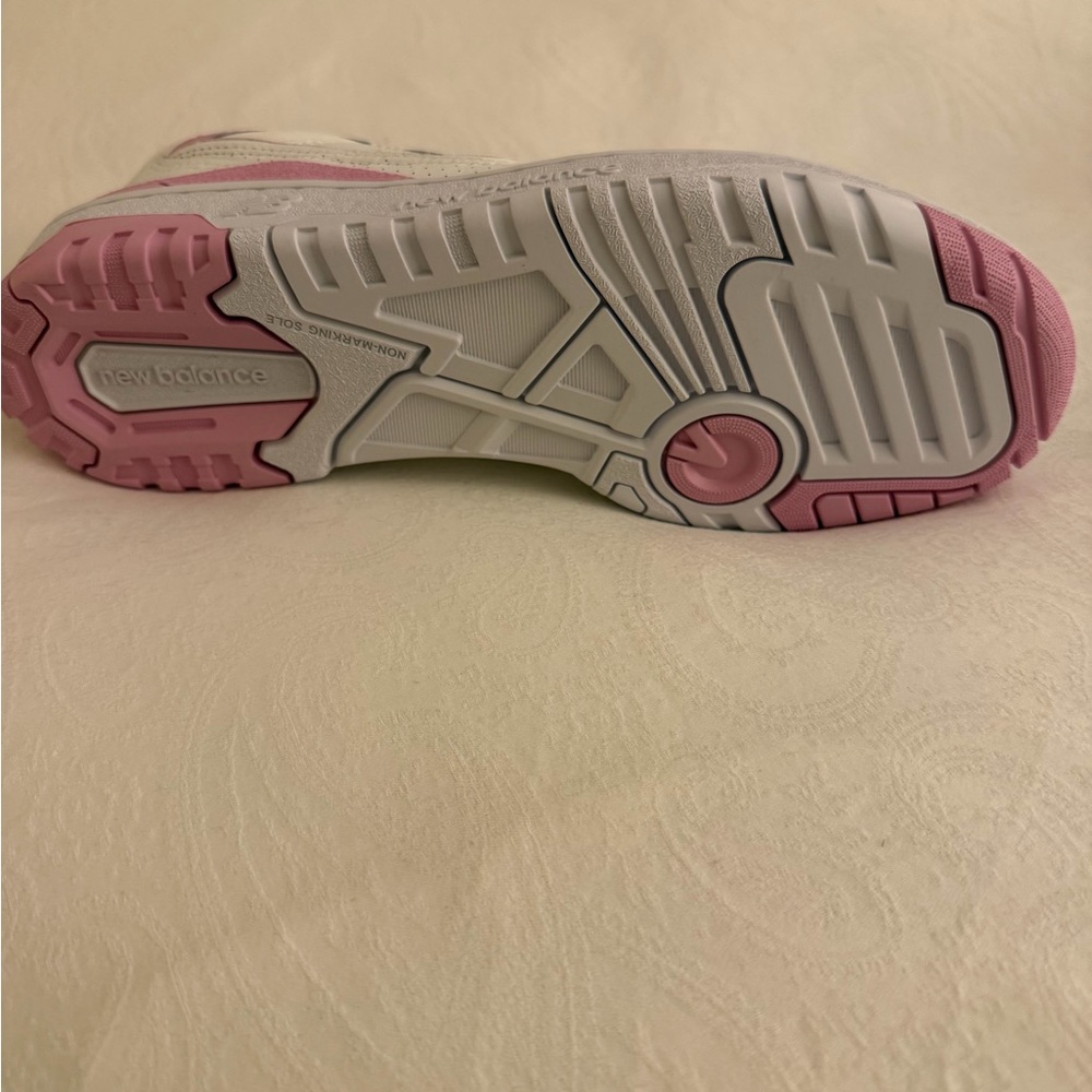 New Balance Women's White and Pink Sneakers! BRAND NEW W BOX - Picture 4 of 6